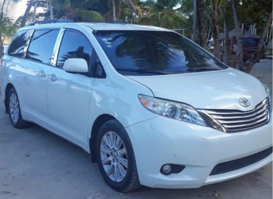 Minivan Toyota Sienna blanca de Orbis Taxi